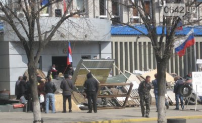 У Луганську, біля захопленої будівлі СБУ, виявили тіло чоловіка