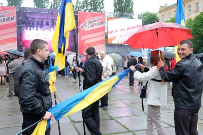 Михайлішин під дощем слухав Порошенка на Соборній площі