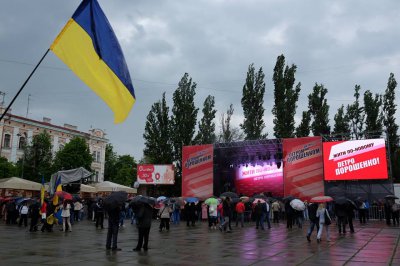 Михайлішин під дощем слухав Порошенка на Соборній площі