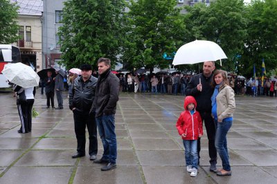 Михайлішин під дощем слухав Порошенка на Соборній площі