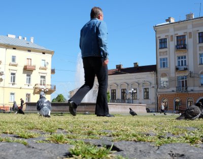 У Чернівцях площа заростає травою