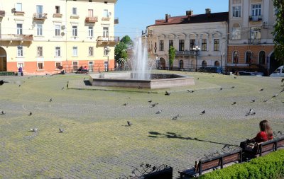 У Чернівцях площа заростає травою