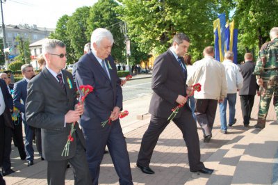 Влада поклала квіти до пам’ятника визволителям