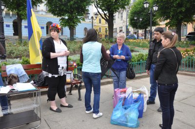 У Чернівцях триває збір харчів та коштів для військовослужбовців, які перебувають на сході країни