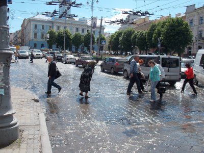 Біля міської ради тече "річка"