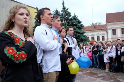 Сотні чернівчан у вишиванках заспівали гімн України