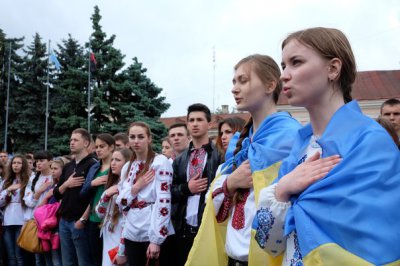 Сотні чернівчан у вишиванках заспівали гімн України