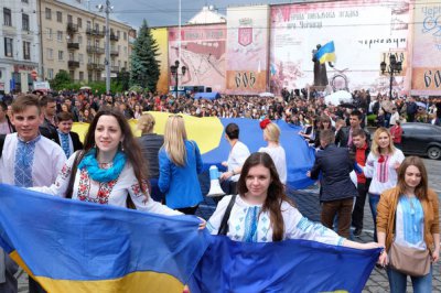 Сотні чернівчан у вишиванках заспівали гімн України
