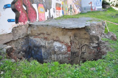 На дитячому майданчику в центрі Чернівців обвалилась земля