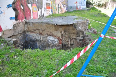 На дитячому майданчику в центрі Чернівців обвалилась земля