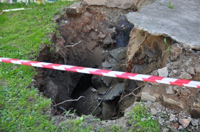 На дитячому майданчику в центрі Чернівців обвалилась земля