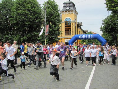 У Чернівцях бігли вагітні, немовлята і кандидати на мера