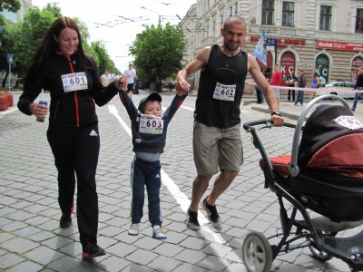 У Чернівцях бігли вагітні, немовлята і кандидати на мера