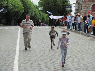 У Чернівцях бігли вагітні, немовлята і кандидати на мера