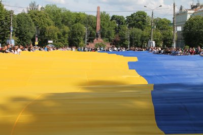 На Соборній площі Чернівців розгорнули найбільший прапор України