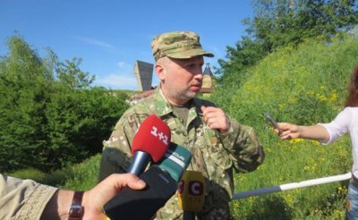 Турчинов проінспектував позиції АТО під Слов’янськом та наказав очистити регіон від терористів