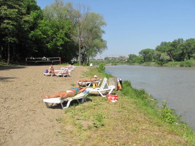 У Чернівцях відкрили міський пляж