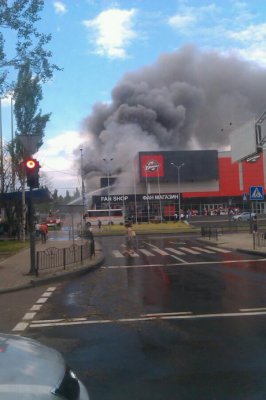 У Донецьку бойовики пограбували та підпалили льодовий палац "Арена Дружба"