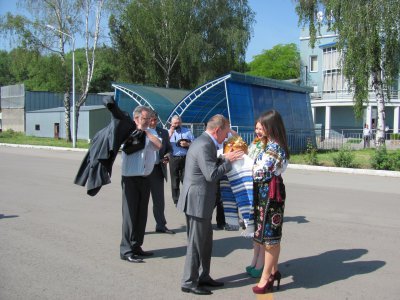 Кучмі в Чернівцях влаштували концерт і подарували книгу про місто