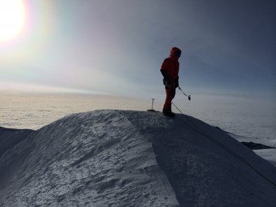 У День Перемоги чернівчанин розгорнув прапор України на найсуворішій вершині Арктики