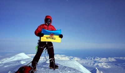 У День Перемоги чернівчанин розгорнув прапор України на найсуворішій вершині Арктики