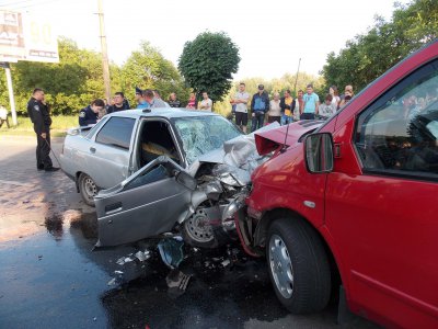 У Чернівцях легковик врізався у мікроавтобус