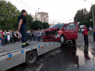 У Чернівцях легковик врізався у мікроавтобус