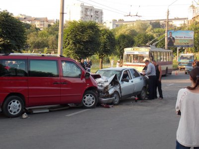 У Чернівцях легковик врізався у мікроавтобус