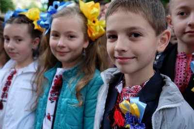 26-метровий прапор єдності розгорнули на "Останньому дзвонику" в Чернівецькій гімназії №5