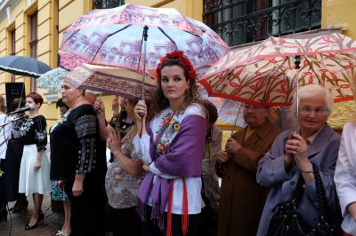 26-метровий прапор єдності розгорнули на "Останньому дзвонику" в Чернівецькій гімназії №5