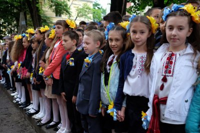 26-метровий прапор єдності розгорнули на "Останньому дзвонику" в Чернівецькій гімназії №5