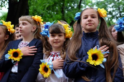 26-метровий прапор єдності розгорнули на "Останньому дзвонику" в Чернівецькій гімназії №5