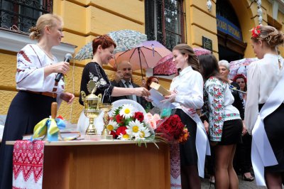 26-метровий прапор єдності розгорнули на "Останньому дзвонику" в Чернівецькій гімназії №5