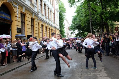 26-метровий прапор єдності розгорнули на "Останньому дзвонику" в Чернівецькій гімназії №5