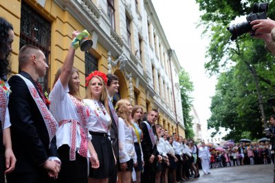 26-метровий прапор єдності розгорнули на "Останньому дзвонику" в Чернівецькій гімназії №5