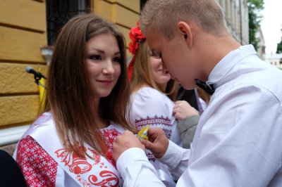 26-метровий прапор єдності розгорнули на "Останньому дзвонику" в Чернівецькій гімназії №5