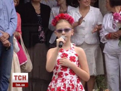 Донька Яценюка заспівала "Червону руту" на святковій лінійці