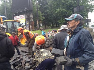 У Києві комунальники розібрали барикаду біля стадіону "Динамо"