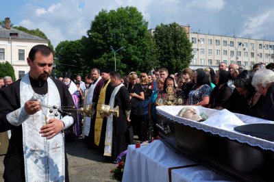 Загиблого десантника у Чернівцях поховали під військові салюти