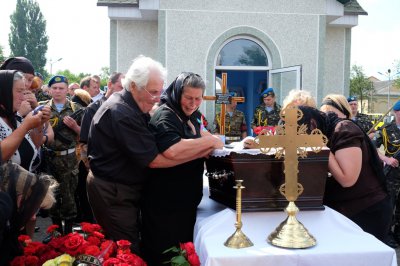 Загиблого десантника у Чернівцях поховали під військові салюти