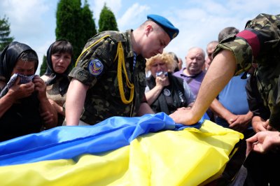 Загиблого десантника у Чернівцях поховали під військові салюти