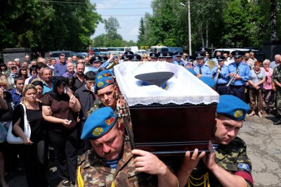 Загиблого десантника у Чернівцях поховали під військові салюти