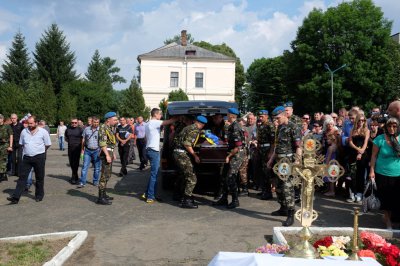 Загиблого десантника у Чернівцях поховали під військові салюти