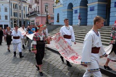 Буковинці вишивають Рушник Єдності - Каспрук уже взявся за голку (фото)