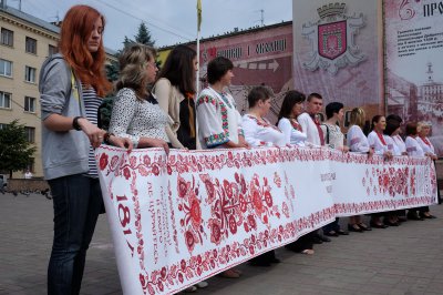 Буковинці вишивають Рушник Єдності - Каспрук уже взявся за голку (фото)