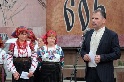 Буковинці вишивають Рушник Єдності - Каспрук уже взявся за голку (фото)