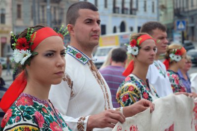 Буковинці вишивають Рушник Єдності - Каспрук уже взявся за голку (фото)