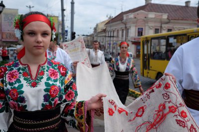 Буковинці вишивають Рушник Єдності - Каспрук уже взявся за голку (фото)