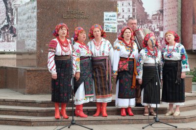 Буковинці вишивають Рушник Єдності - Каспрук уже взявся за голку (фото)