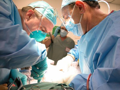 Успіх хірургам гарантував спів пацієнтки під час операції